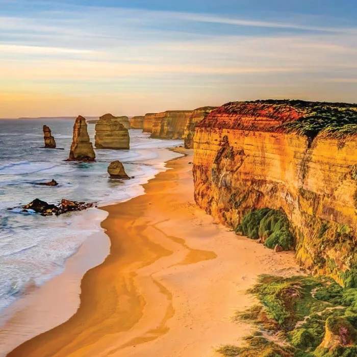 EXPERIENCE THE GREAT BARRIER REEF - DIVE INTO AUSTRALIA’S MOST STUNNING NATURAL WONDER.